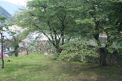 本丸石垣と空堀