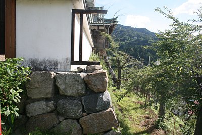 本丸北西側の石垣と絶壁