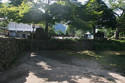 二の丸南側の石垣と外堀