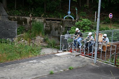 マウンテンバイクが通過します。