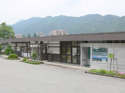 奥飛騨温泉口駅跡　駅舎は喫茶店になっています