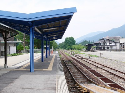 奥飛騨温泉口駅ホーム　ここからマウンテンバイクが出ます