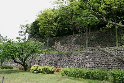 本丸南面の高石垣は二段になっています