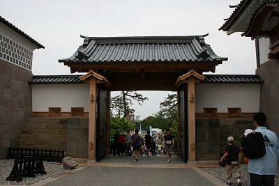 河北門一の門の内側