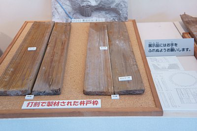 打割で製材された井戸枠