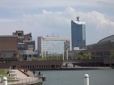 タワー111とボルファートとやま