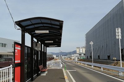 停留所の先に信号機がある