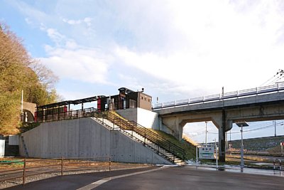 築堤上に駅がある