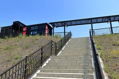 築堤上に駅