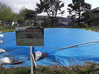 第13号住居脇(複製)は解体復元工事中です