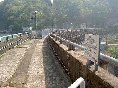 右岸から天端を眺める