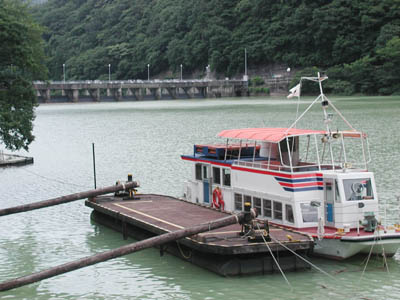 ダム湖に船が浮いていました