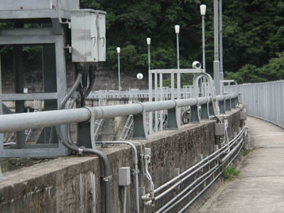 これは曲線重力式コンクリートダムですね