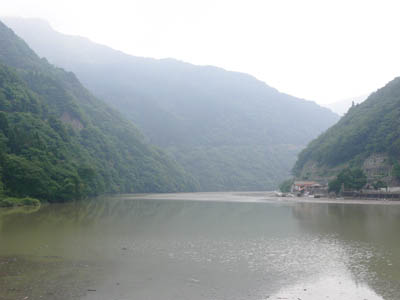 ダム湖は小牧湛水池と呼ばれています