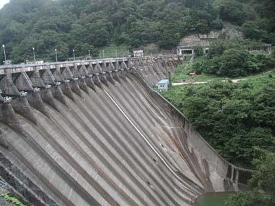 右岸下流から堤体を眺める