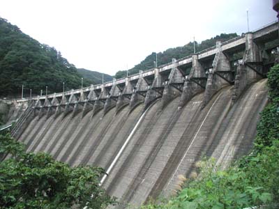 左岸上流から堤体を眺める