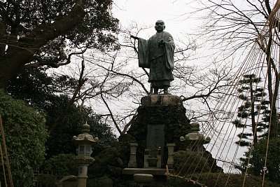 小丸山城巽櫓台跡に立つ日像上人像