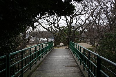 小丸山城本丸跡と天性丸跡を結ぶ架橋