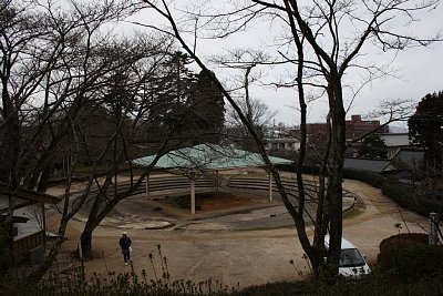 相撲場のあたりが宮丸跡です