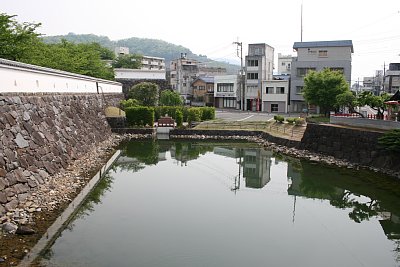 遊亀橋から水堀を見る
