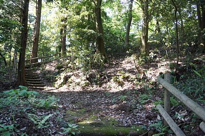 搦め手道は曲がりくねった階段です