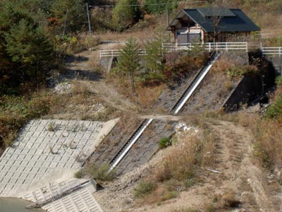 管理棟と取水設備?