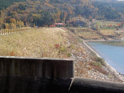 左岸上流から堤体を見る