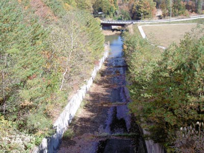 天端から導流部を見下ろす