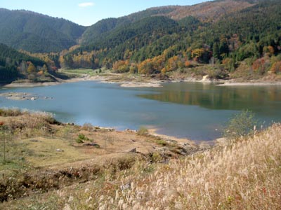 ダム湖はあららぎ湖と呼びます