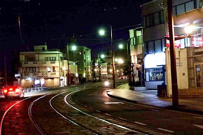 夜の八丁馬場停留場