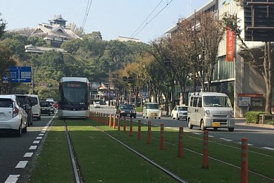 熊本城が背後に