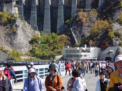 �V�[��ɂ���Ȃɐl������_�������ɂ���ł��傤��