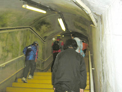 �_���ւ̊K�i��o��܂�