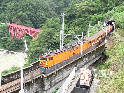 宇奈月駅に到着するトロッコ列車