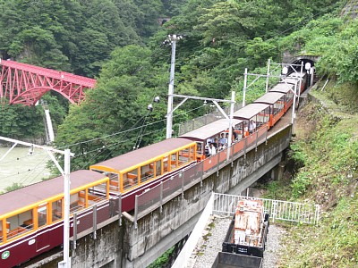 宇奈月駅に入線するトロッコ列車