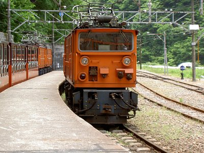 猫又駅ですれ違うトロッコ電車