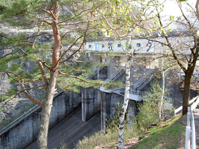 �Q�[�g�̏㕔�ɂ͑��쎺������