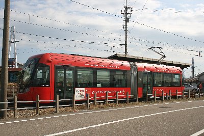 越ノ潟駅に停車するアイトラム