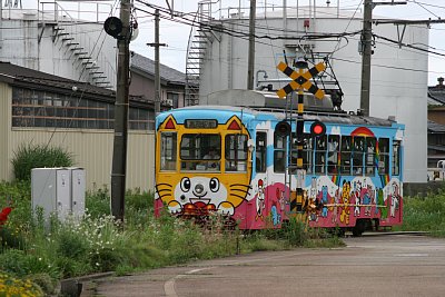 中伏木駅付近を走るねこ電車