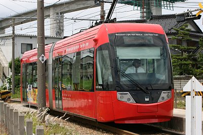 越の潟駅に到着するアイトラム