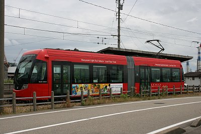 越の潟駅に停車するアイトラム