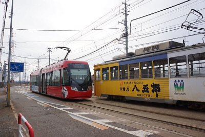 新吉久駅でアイトラムとデ7071がすれ違います