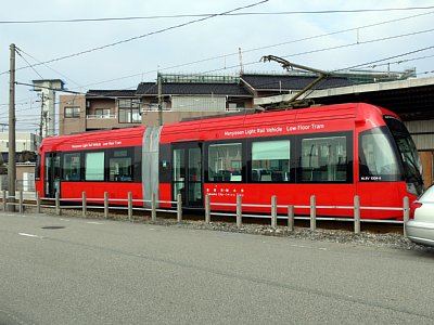 越ノ潟駅に停車するアイトラム