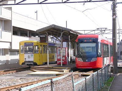 中新湊駅に停車するアイトラムと7071型