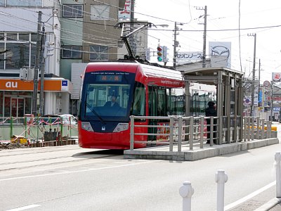 江尻駅に停車するアイトラム