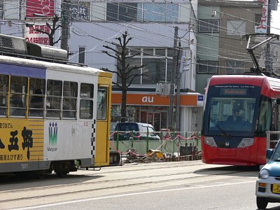 江尻駅付近ですれ違うアイトラムとデ7071