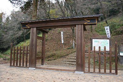 仮設の門ではないようです