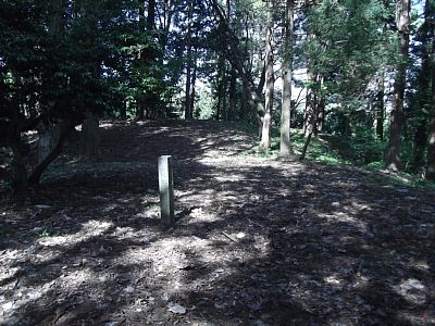 亀山城主郭には高坪里神社跡があります