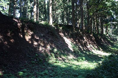二の丸の南側の空堀と切岸