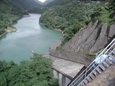 ���������璼�ډ����ɐ��𗬂��܂�